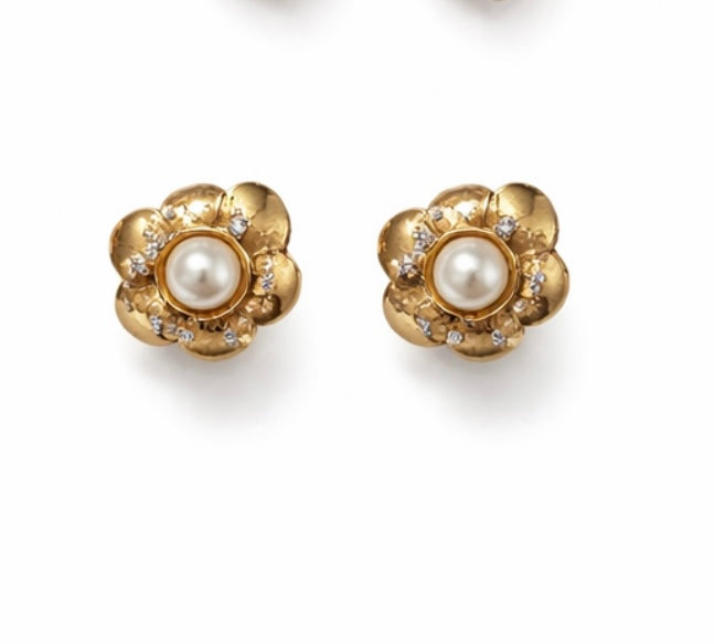 Golden earrings with white pearl